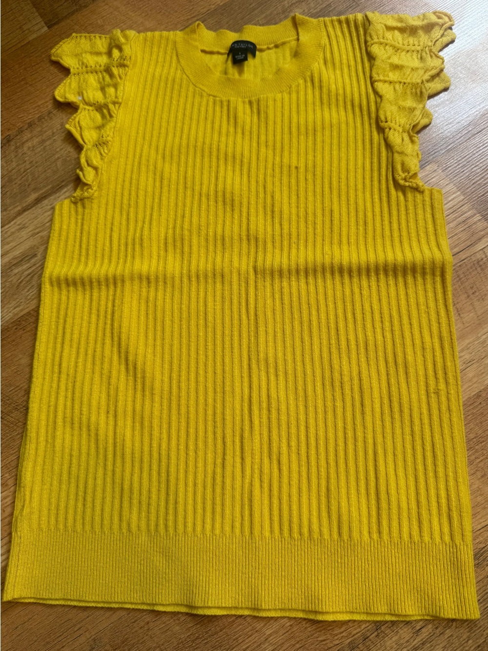 Womens s Ann Taylor crew neck short sleeved ribbed sweater blouse.Yellow.